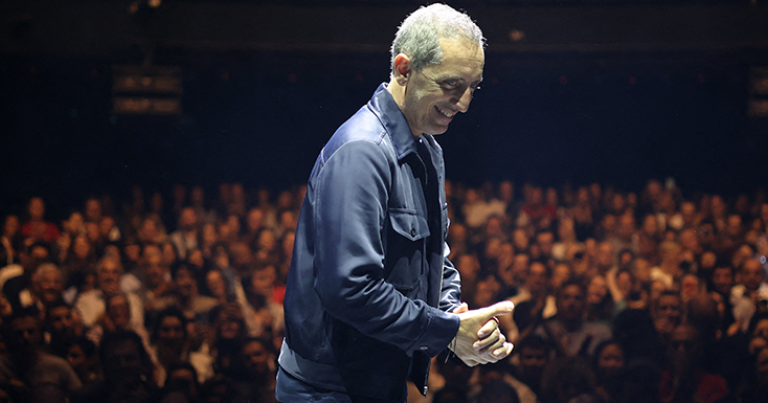 L'humoriste Gad Elmaleh sur scène.