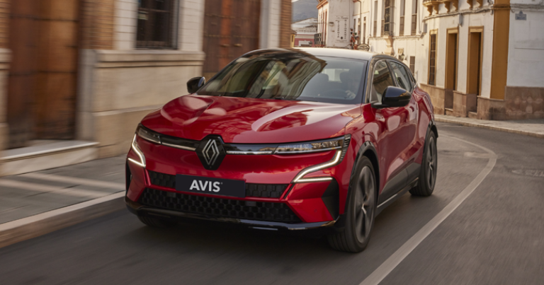 Une Renault Megane E-Tech 100 % électrique, louée chez Avis