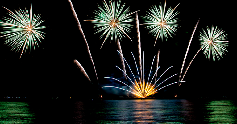 Feu d’artifice sur la côte varoise - GettyImages © narith_2527