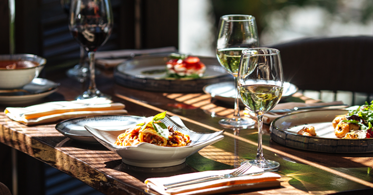 Votre accès privilégié à une table, grâce à Visa Infinite Tables ! - Shutterstock © Hihitetlin